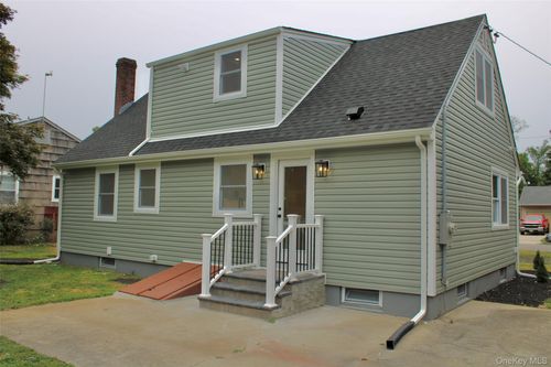 137 Merritts Pond Rd, Riverhead, NY, 11901-2648 | Card Image