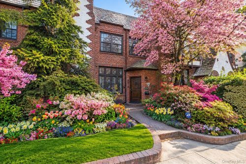 9016 68th Ave, Forest Hills, NY, 11375-5722 | Card Image