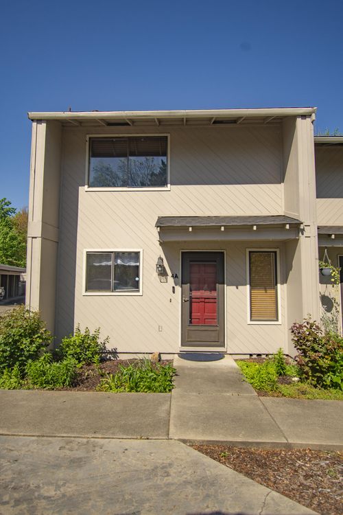 4a-1327 Maple Leaf Ct, Medford, OR, 97504-7577 | Card Image