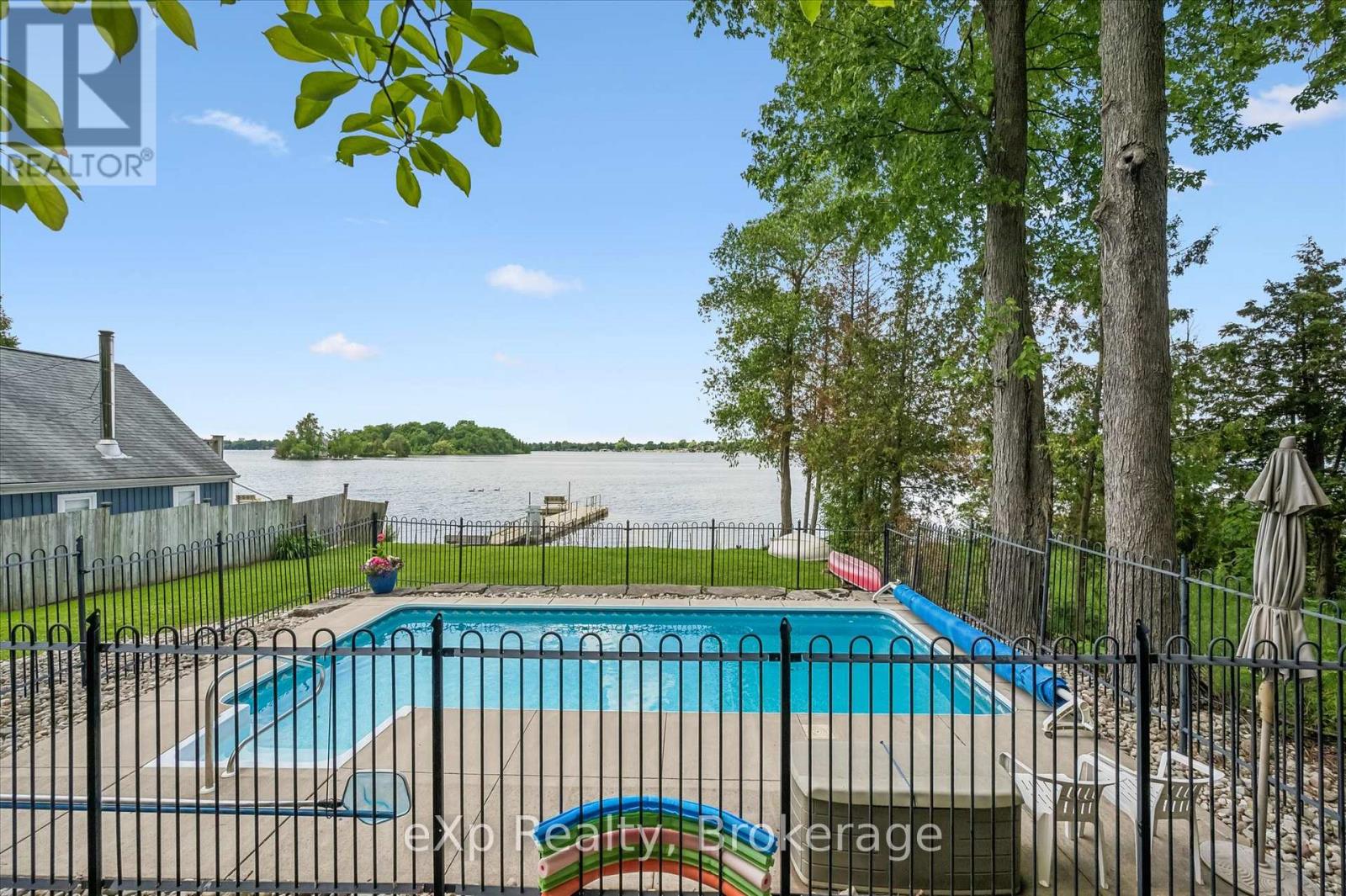 Residential in Puslinch (Puslinch Lake Settlement Areas) 3