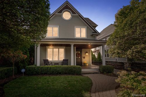 570 Pierce St, Birmingham, MI, 48009-1752 | Card Image