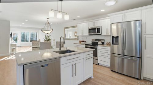 62 Knolls Dr, Stony Brook, NY, 11790-2424 | Card Image