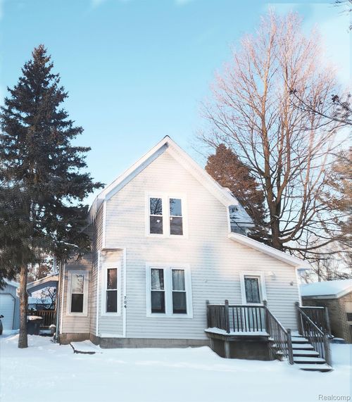 704 W Huron Ave, Vassar, MI, 48768-1127 | Card Image