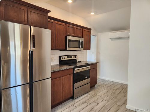985 Xavier St, Denver, CO, 80204-2832 | Card Image