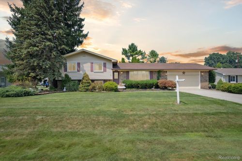 37582 Whitney Dr, Wayne, MI, 48184-1067 | Card Image