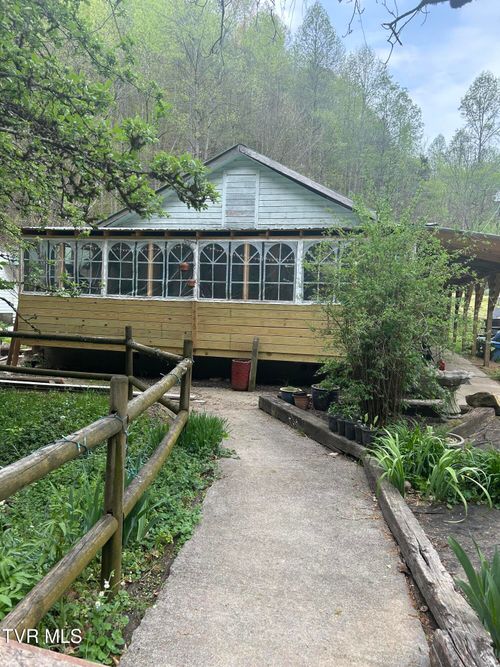 1446 Brooks Rd, Sneedville, TN, 37869-3411 | Card Image