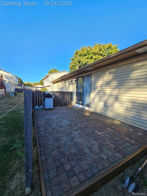 2926 Roundtree Dr, Troy, MI, 48083-2348 | Card Image