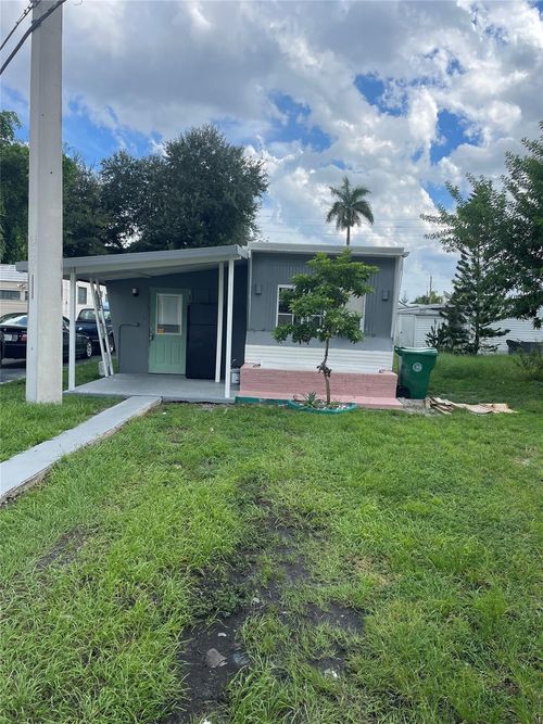 8556 Berkley Dr, Davie, FL, 33324-4541 | Card Image