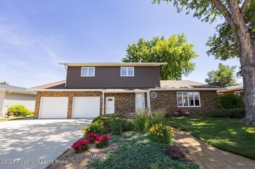 1140 11th Ave W, Dickinson, ND, 58601-3652 | Card Image