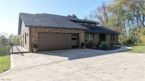 586 Hilan Ave Sw, New Philadelphia, OH, 44663-7519 | Card Image