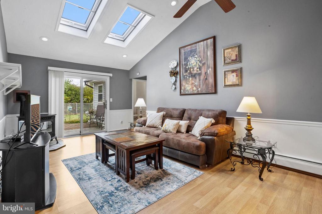 Gaping Rock Rd, Levittown, PA 19057