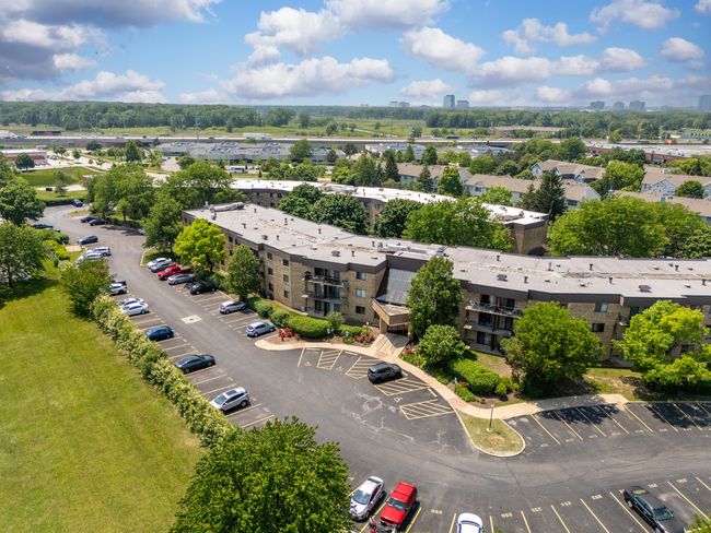 APT-214 - 5550 Astor Ln, Condo with 2 bedrooms, 1 bathrooms and 2 parking in Rolling Meadows IL | Image 22