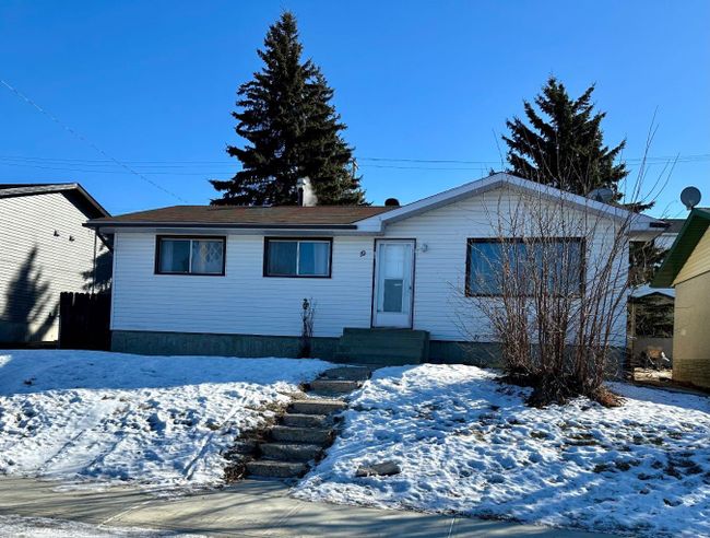 19 Lakeview Crescent, Home with 5 bedrooms, 2 bathrooms and 2 parking in Lac La Biche AB | Image 1