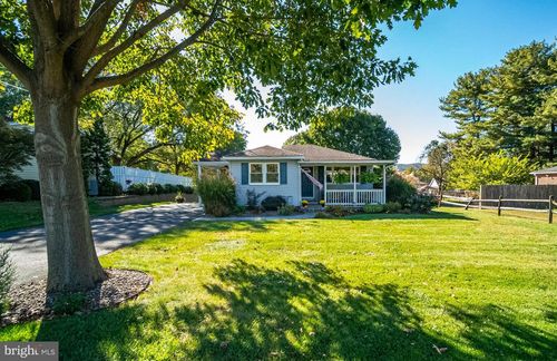 40 E College Ave, WERNERSVILLE, PA, 19565-1317 | Card Image