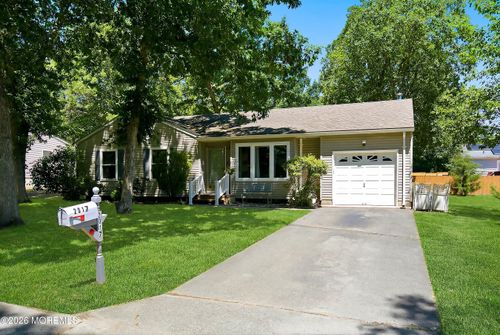 2017 3rd Ave, Toms River, NJ, 08757-3612 | Card Image