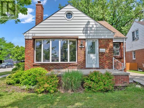 1058 Ypres Ave, Windsor, ON, N8W1R3 | Card Image