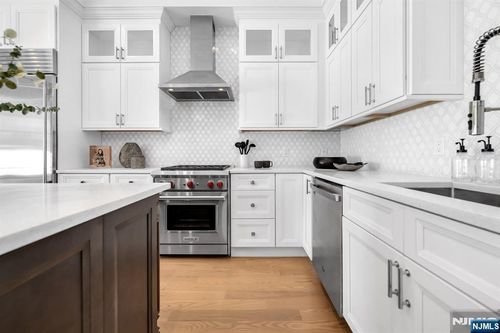 16 Gabriel Ct, Paramus, NJ, 07652-1868 | Card Image