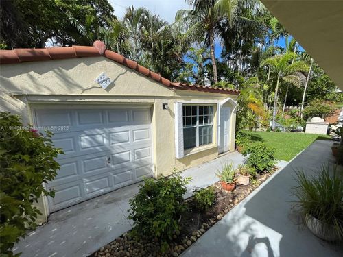 1-1018 W 47th St, Miami Beach, FL, 33140-2803 | Card Image