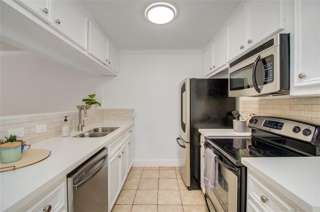Quartz kitchen counter tops and backsplash | Image 8