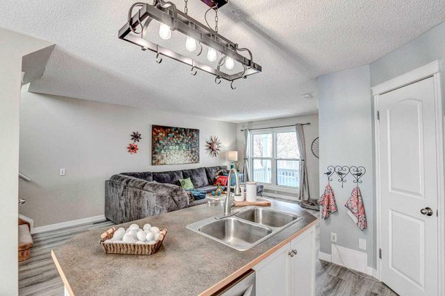 93 Prestwick Rise Se, Home with 3 bedrooms, 1 bathrooms and 2 parking in Calgary AB | Image 9