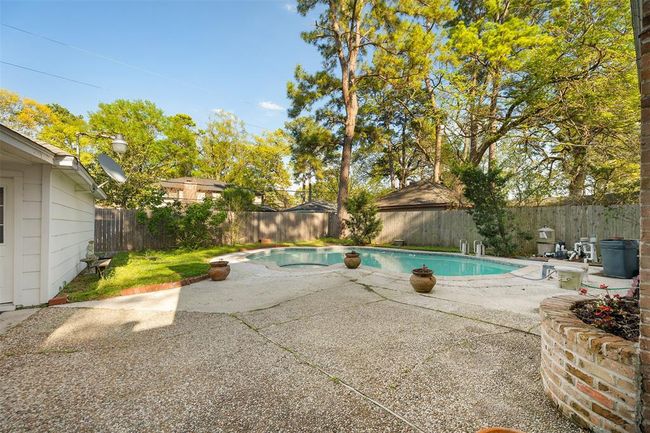 Enjoy a beautiful backyard with a pool! | Image 35