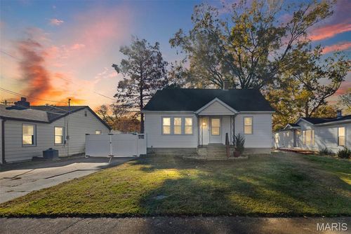 612 E Green St, Mascoutah, IL, 62258-2210 | Card Image