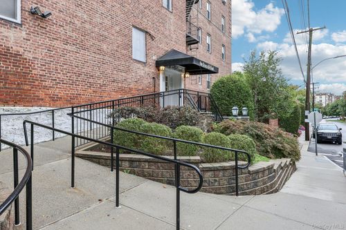 4p-1 Bronxville Road, Yonkers, NY, 10708 | Card Image