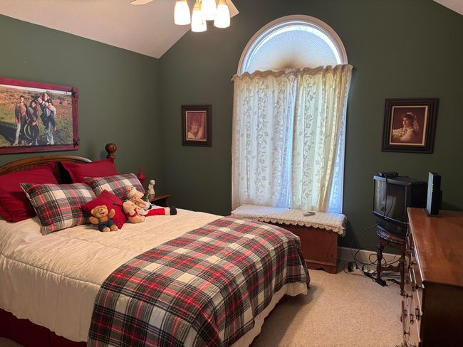 Guest bedroom upstairs | Image 38
