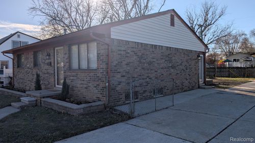 2225 Gilman St, Garden City, MI, 48135-2934 | Card Image