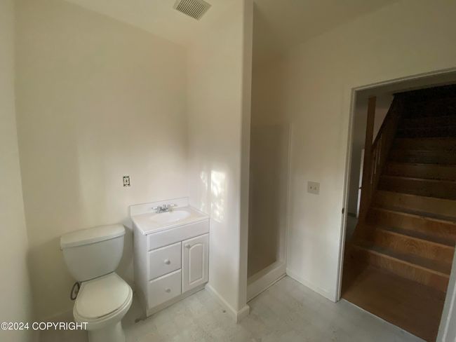 Garage bath & utility | Image 14