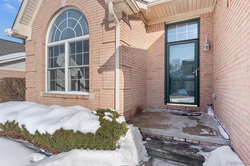 23664 W Lake Cir, Brownstown Twp, MI, 48183-2977 | Card Image