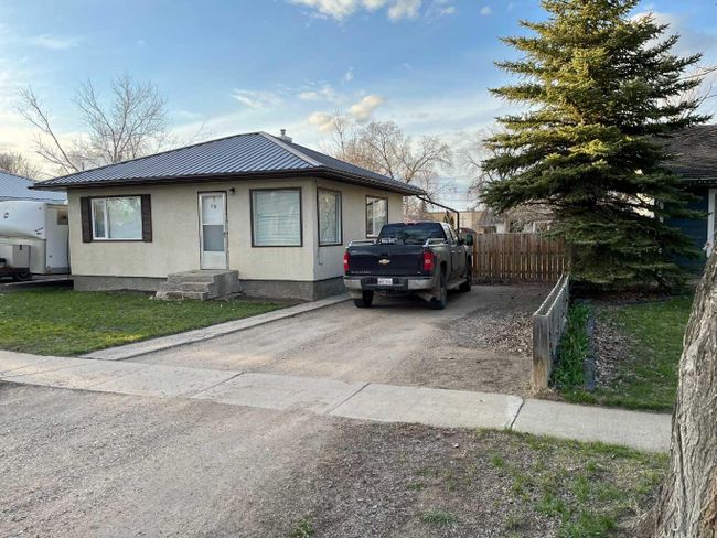 310 3rd Avenue E, Home with 2 bedrooms, 1 bathrooms and 4 parking in Bow Island AB | Image 2