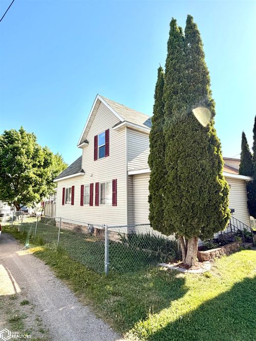 212 12th Street Nw, Mason City, IA, 50401 | Card Image
