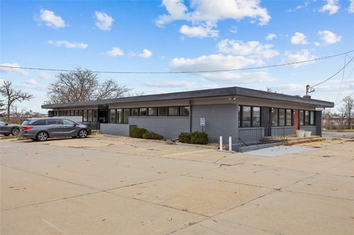 a-4245 1st Ave Se, Cedar Rapids, IA, 52402-3169 | Card Image