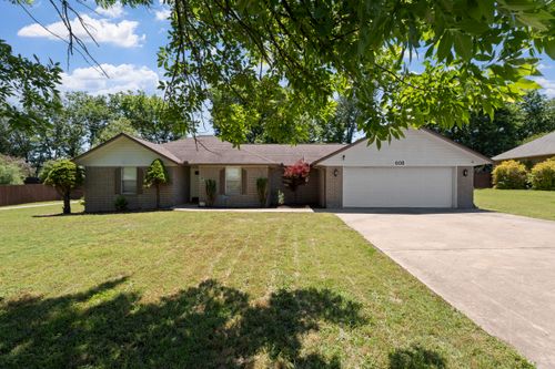 608 E 10th St, Grove, OK, 74344-2967 | Card Image
