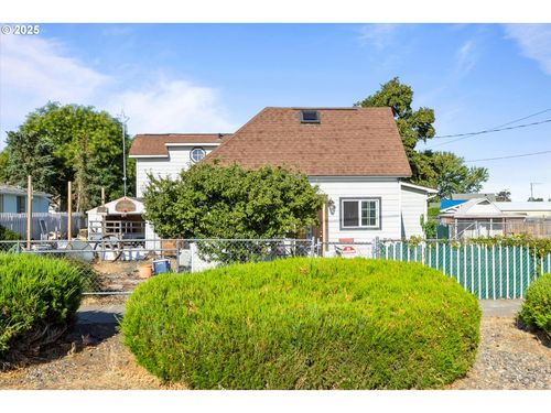 217 Poplar St, Milton-Freewater, OR, 97862-1851 | Card Image