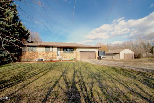 735 W Bristol Dr, Bismarck, ND, 58501-8523 | Card Image
