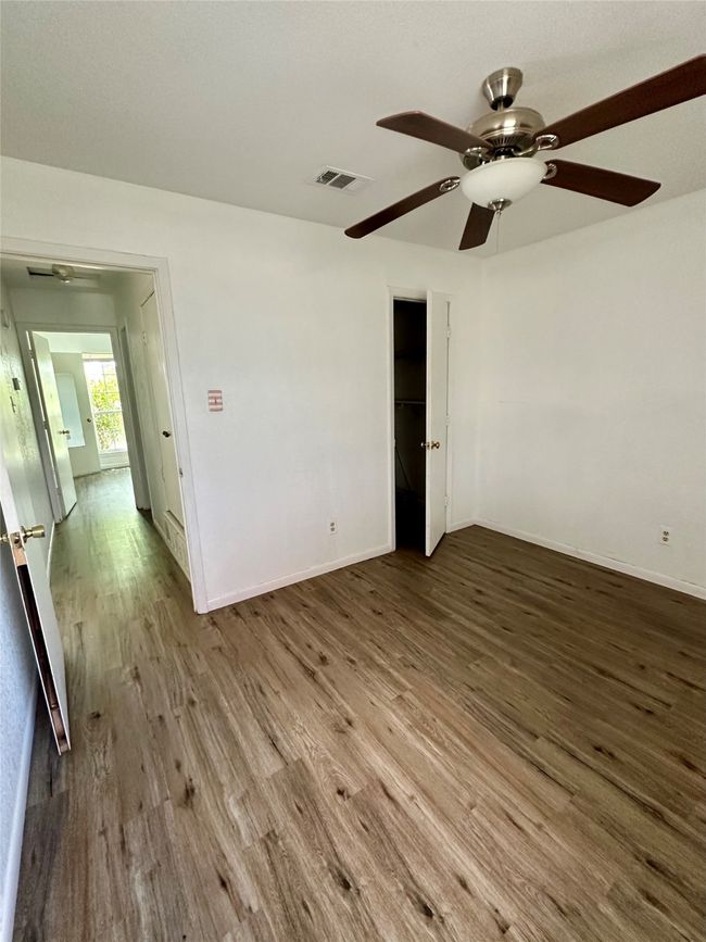 Unfurnished room featuring wood finished floors and a ceiling fan | Image 12