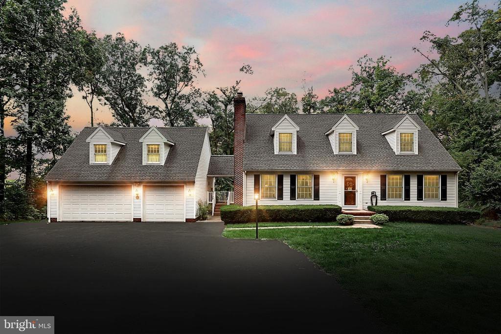 Marys Cir, Stewartstown, PA 17363