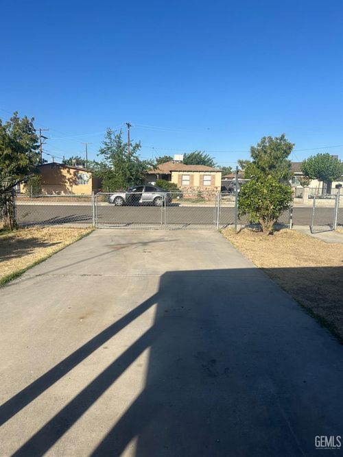 1225 Austin St, Delano, CA, 93215-2116 | Card Image