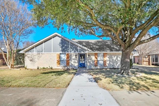 Single story ranch style with blue door | Image 34