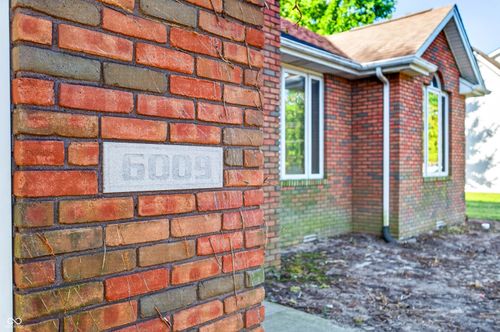6009 E Pioneer Pl, Columbus, IN, 47203-9019 | Card Image