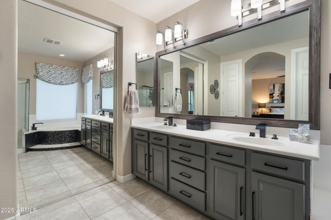 WALK-IN CLOSET WITH MIRRORED DOOR!!! | Image 35