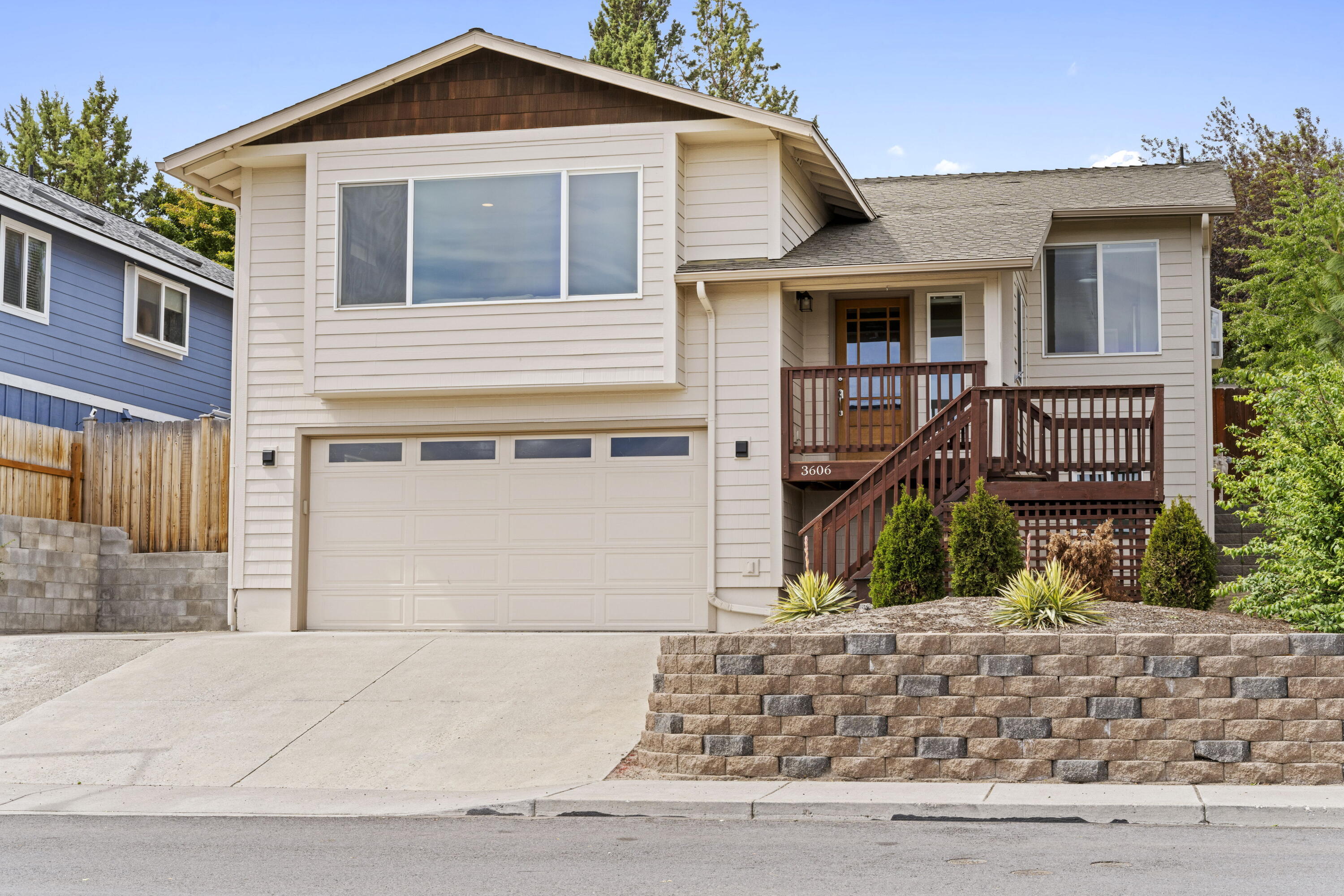 Reindeer Ave, Redmond, OR 97756