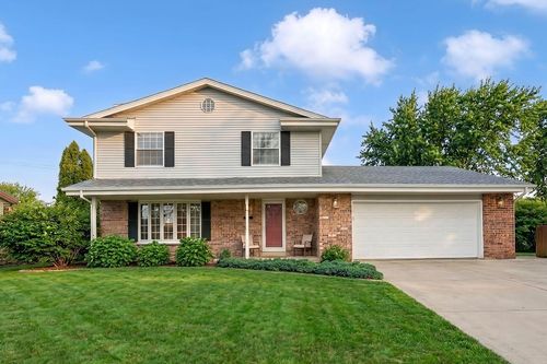 8465 S Heritage Court, Oak Creek, WI, 53154 | Card Image