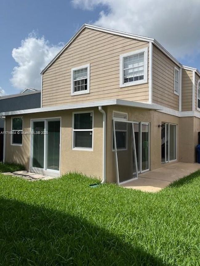 242 - 242 Sw 159 Th Way, House other with 3 bedrooms, 3 bathrooms and null parking in Sunrise FL | Image 4