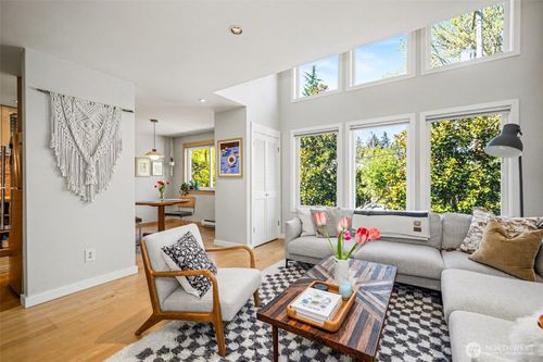 apt-7-3423 W Government Way, Seattle, WA, 98199-1354 | Card Image