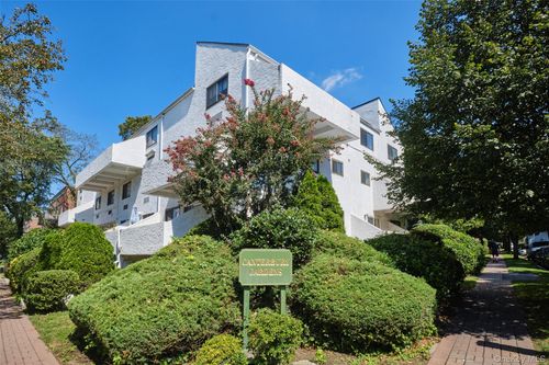 0-21 Canterbury Rd, Great Neck, NY, 11021-2123 | Card Image