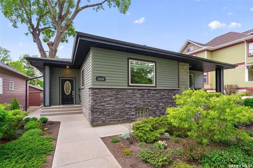1030 1st Avenue Nw, Moose Jaw, SK, S6H3N2 | Card Image
