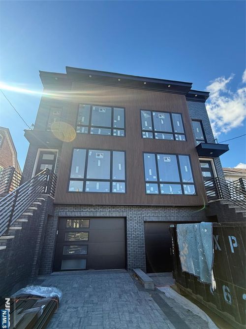 30 Edsall Blvd, Palisades Park, NJ, 07650-1652 | Card Image